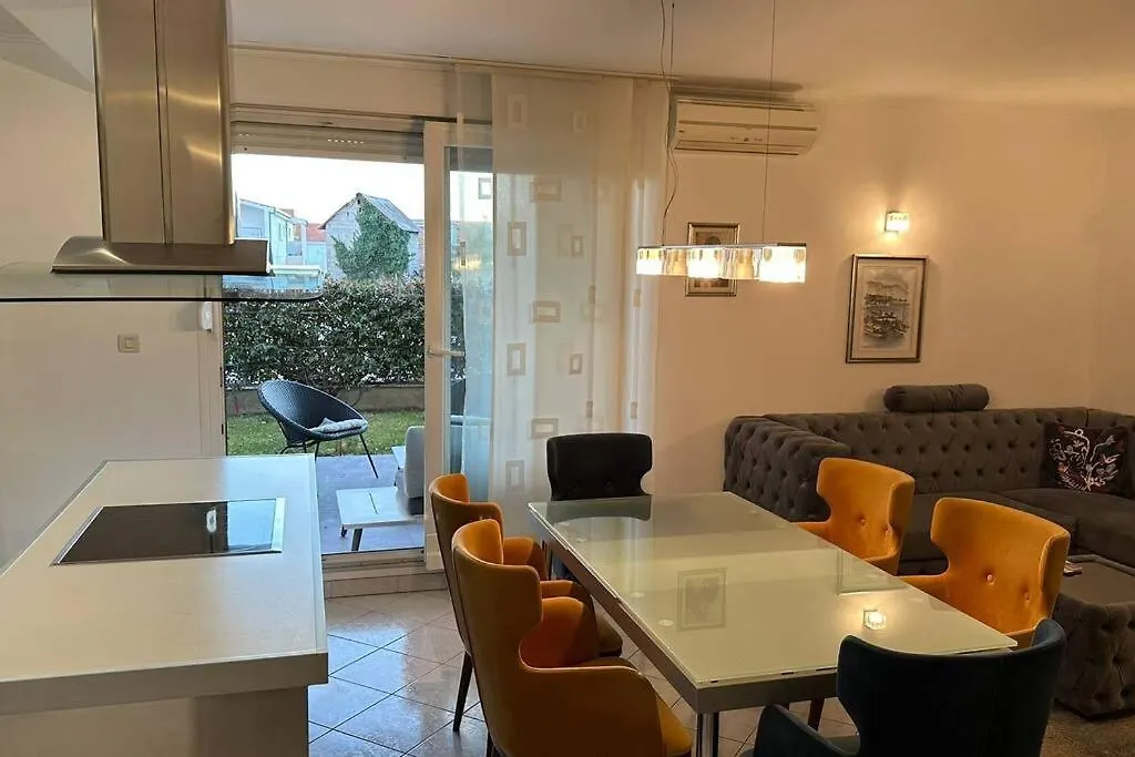 Apartment With Big Terrace Leon Split
