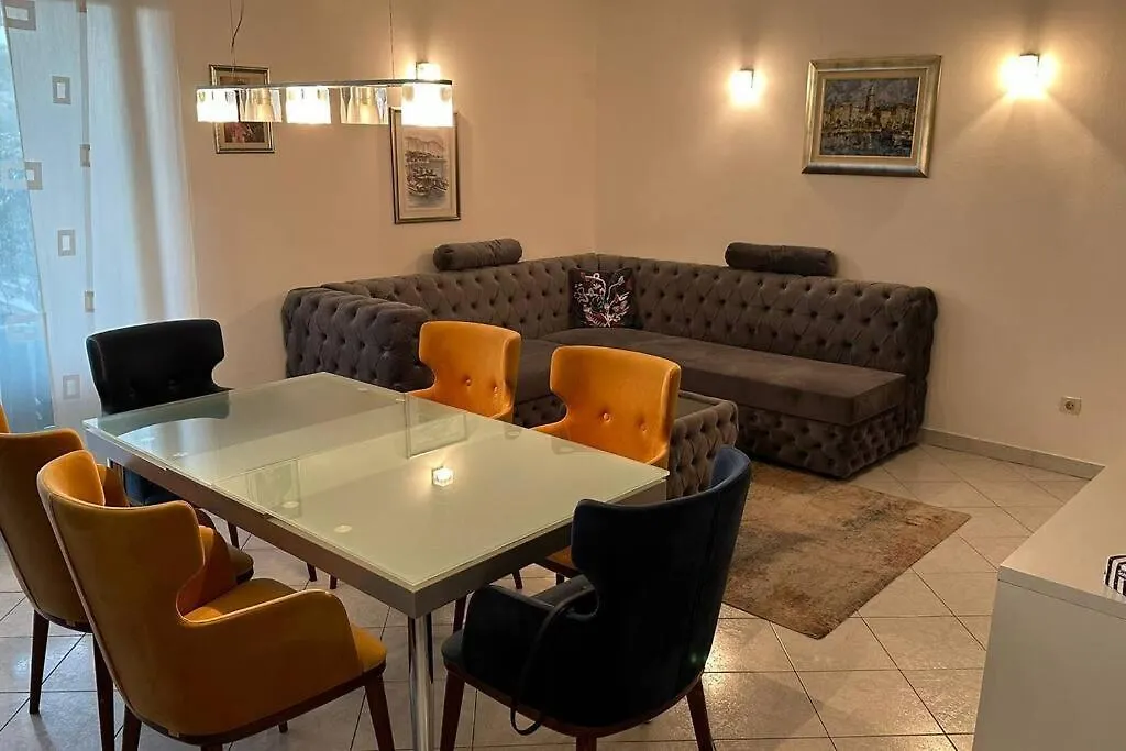 Apartment With Big Terrace Leon Split